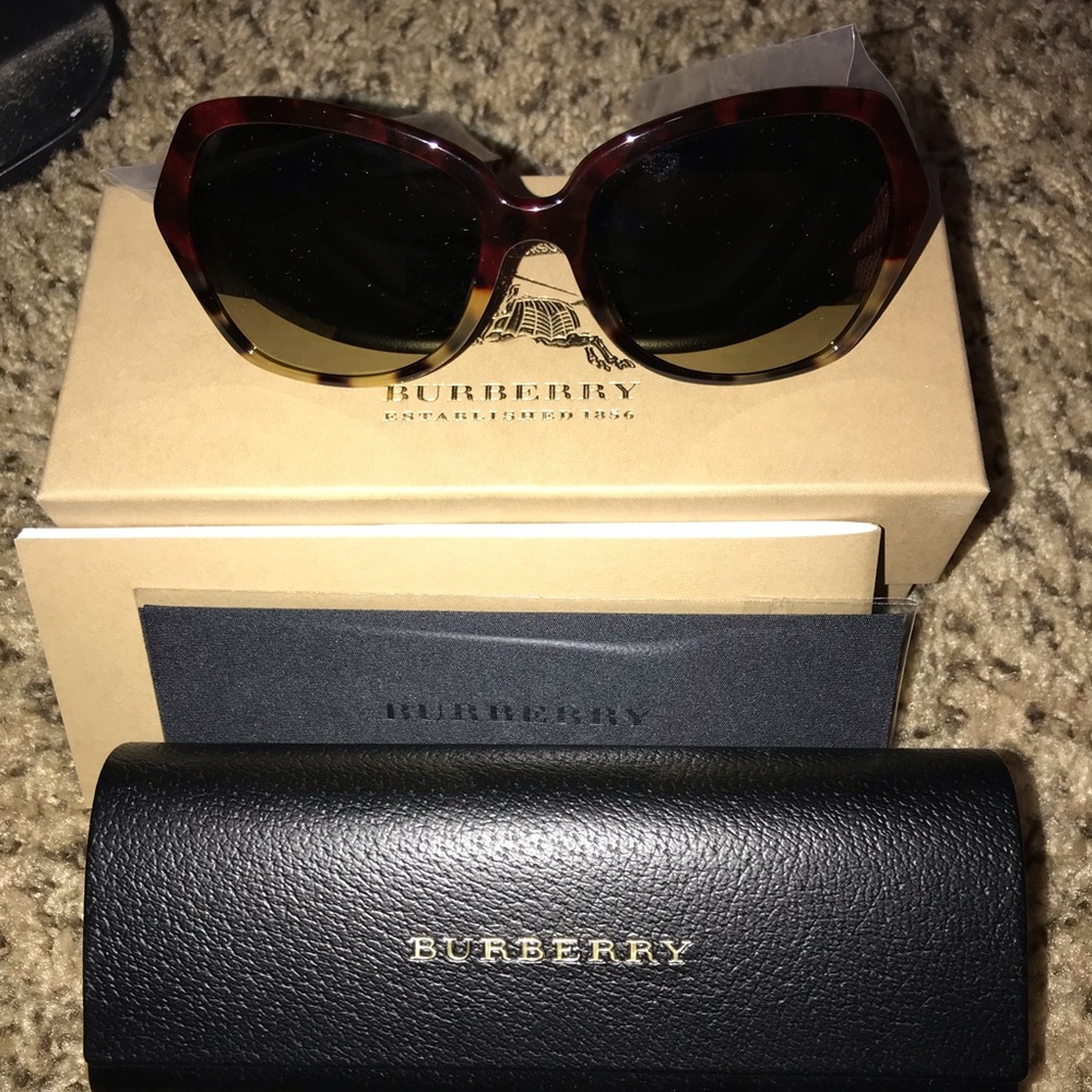 😎 Brand New Burberry Sunglasses ☀️ - Picture 4 of 7